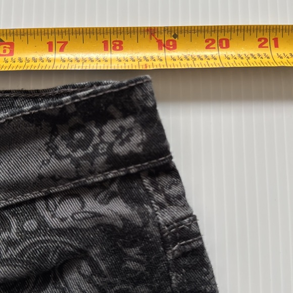 Gloria Vanderbilt Amanda Gray & Black Flowered Patterned Jeans. Women’s size 16W - Picture 6 of 13